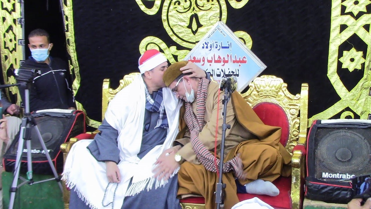 الحب الربانى الطاروطى ومحمود على حسن قعدوا جنب عبد البصير ويشجعونه عزاء والدة الشيخ محمود صابر