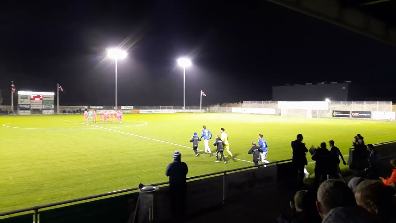 Holb&aelig;k B&I - Gentofte-Vangede IF 3-0 spillerne l&oslash;ber ud p&aring; Holb&aelig;k Sportsby Stadion 11.11.2022