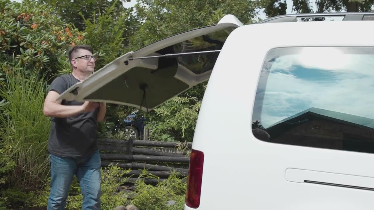 Montagem das películas Solarplexius no Volkswagen Caddy