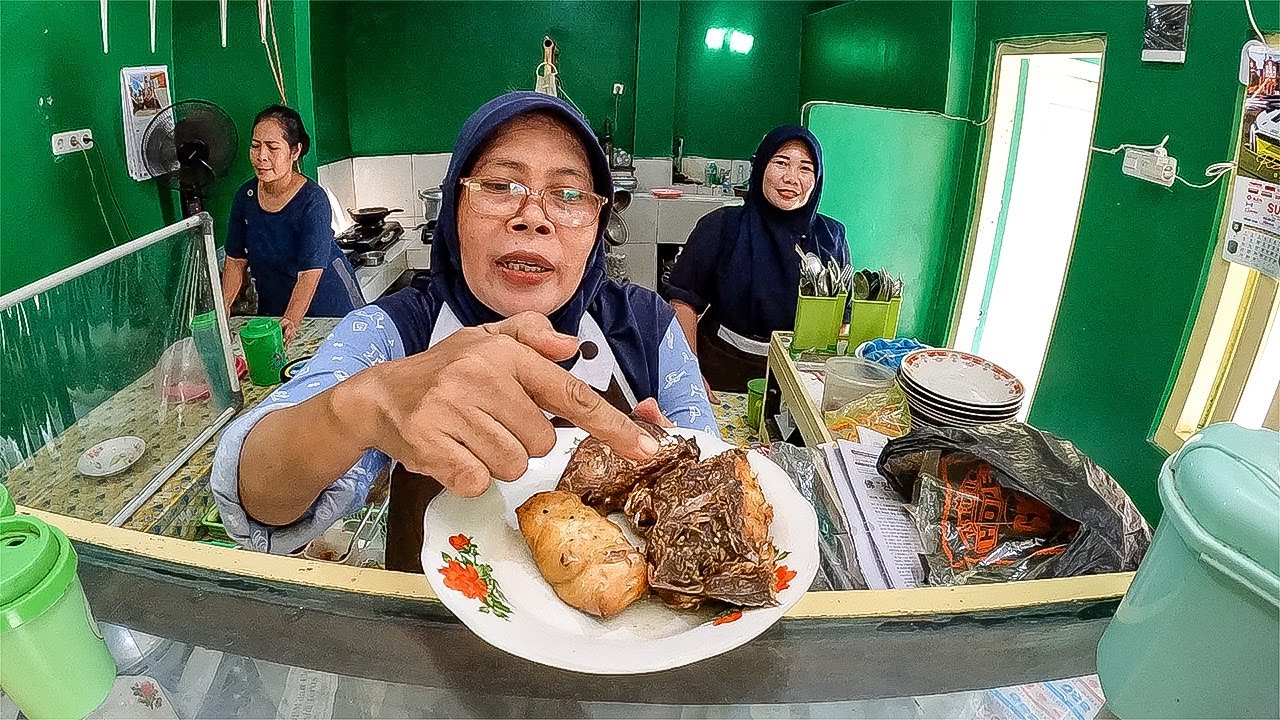 $1.27 Fried Fish with EXTREME SAMBAL 🇮🇩 (You're going to love these ladies)