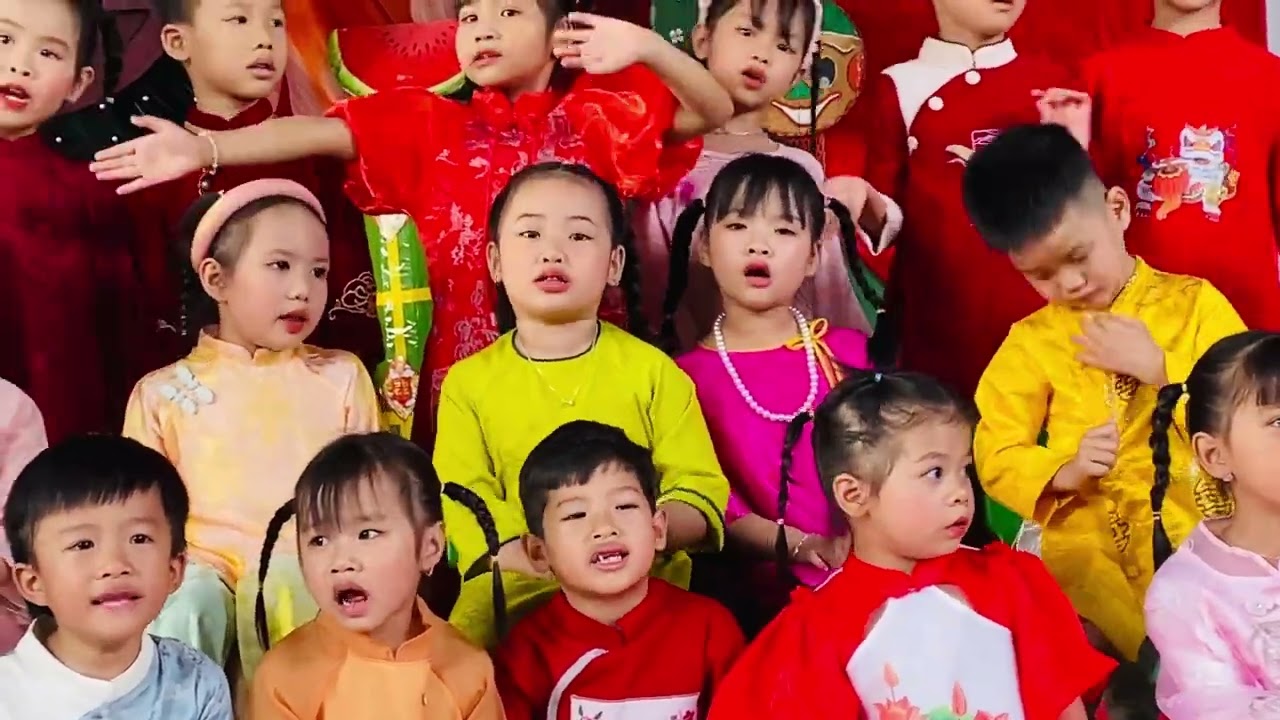 Tập thể lớp Lá hát chào xuân 2026 🌼🌸