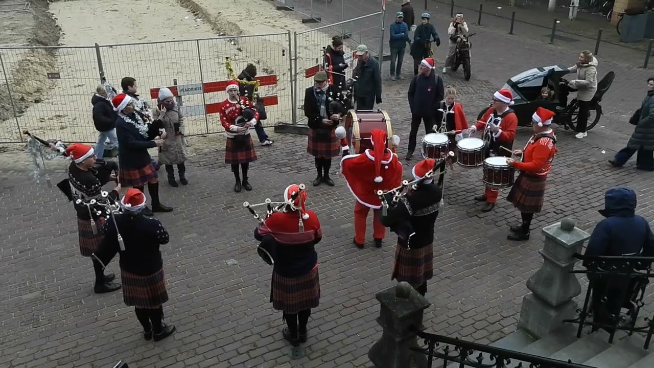 Kerst optreden 2025 Beatrix Pipe Band in Winkelcentrum Gooische Brink te Hilversum.