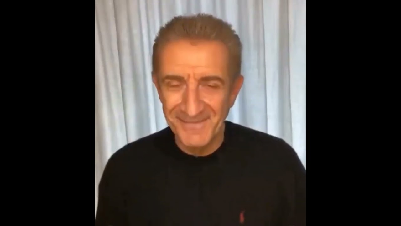 Ezio Greggio ti osserva mentre studi
