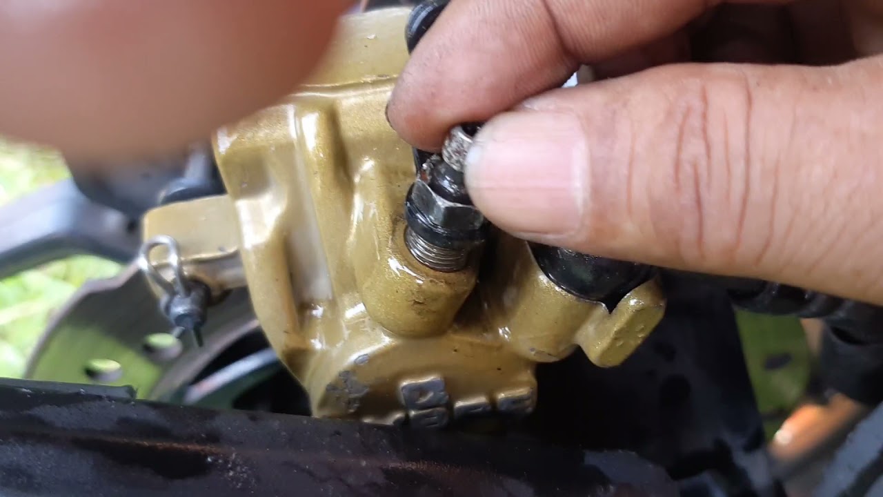 tutorial cambio de líquido de freno trasero a NS 200cc RM. purga. falta de precio etc.