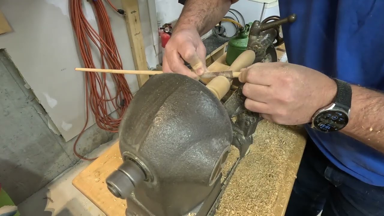 Faire des outils pour faire des chapeaux.          Making tools for making hats
