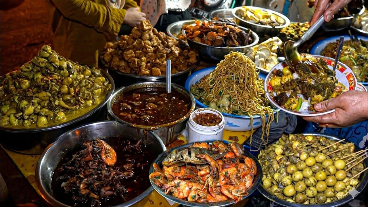 JUALAN DI PINGGIR TROTOAR TAPI MASIH PERSIAPAN BUKA SUDAH DI KRUBUNG PEMBELI - NASI CAMPUR MAK SURAT