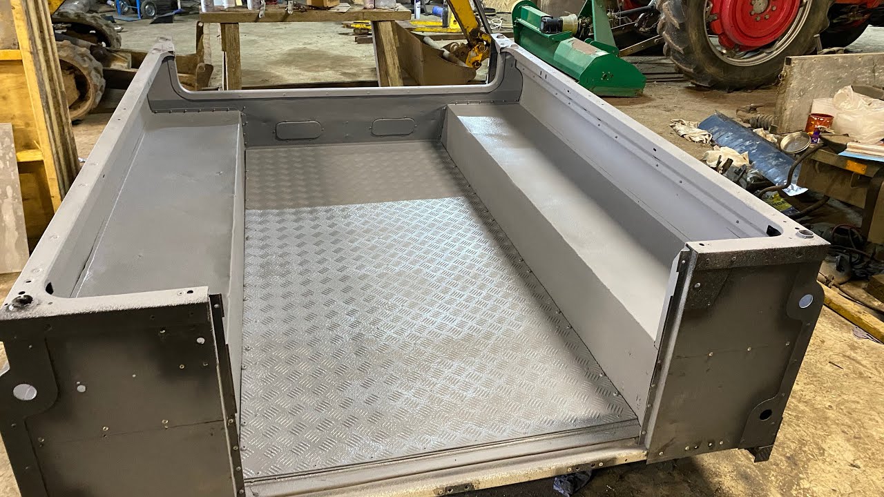 Spraying Gravitex plus - Restoring an Old Landrover #landroverdefender110 #landrover