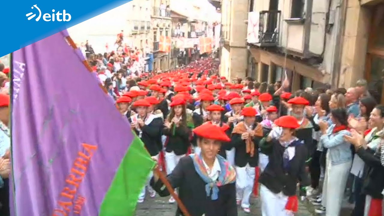 Miles de personas arropan a la Compañia Jaizkibel durante su desfile