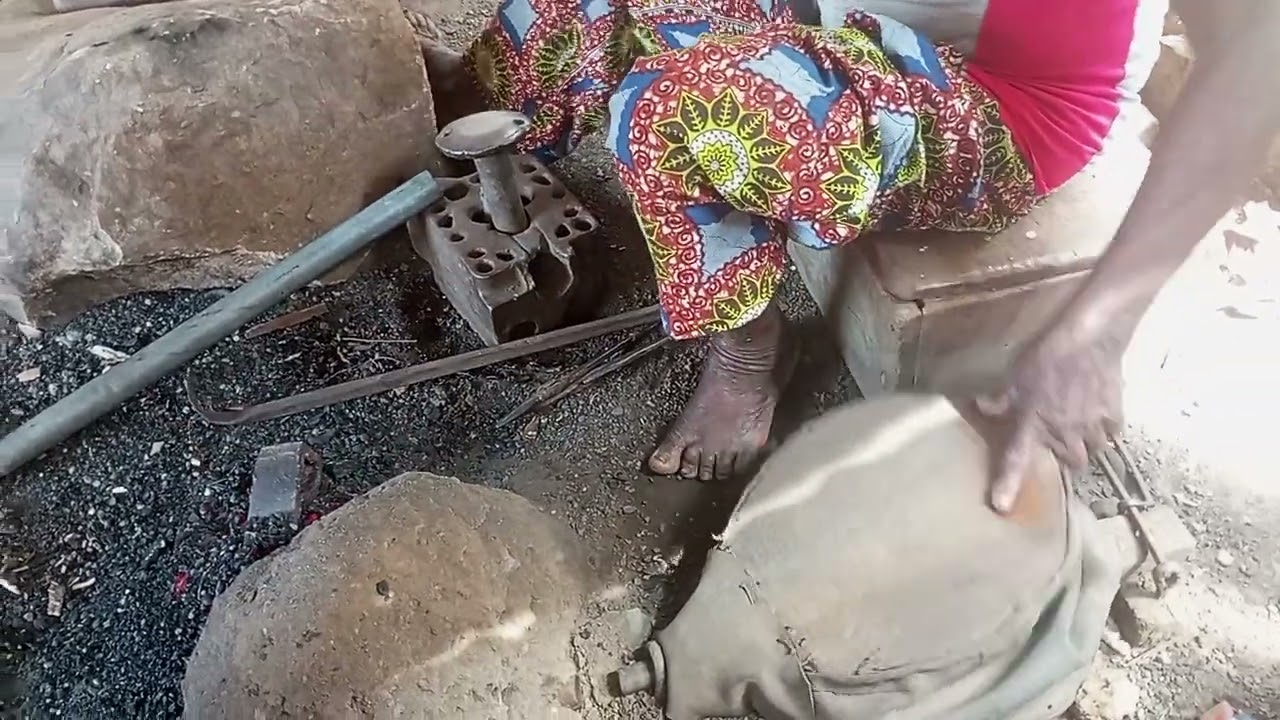 U kováře - oprava naší sekery / At the local blacksmith - repairing our axe 