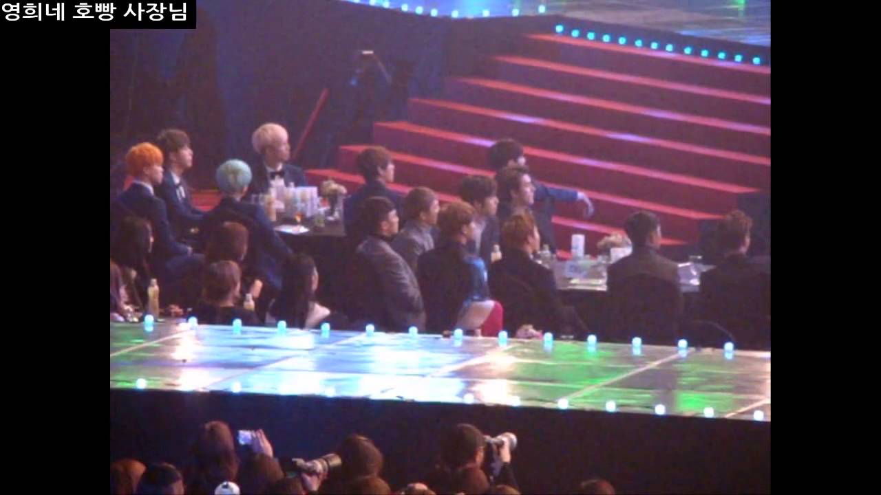 [160114/엑소/방탄소년단] 서울가요대상 아이콘 분들 무대보는 엑소, 방탄소년단