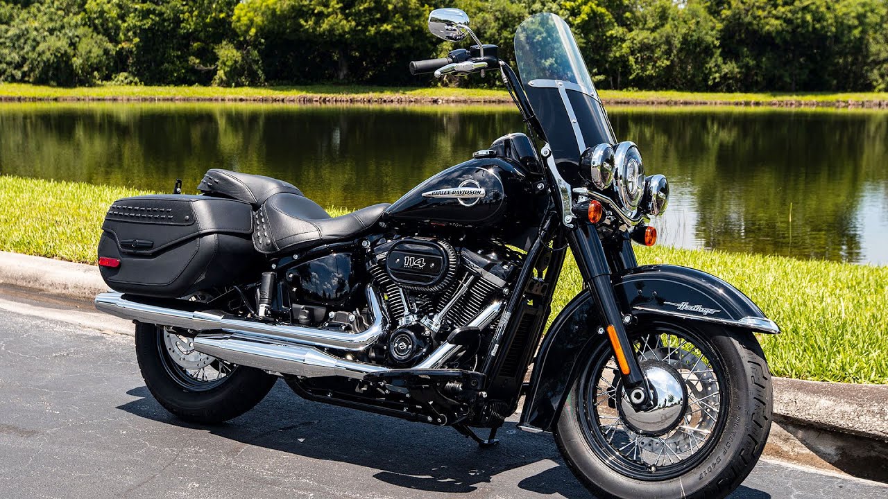 2020 Harley Davidson Heritage Classic 114 - FLHCS - Walkaround REVIEW