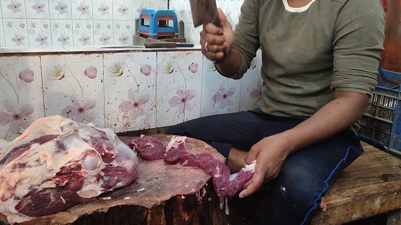 Big Cow Leg Meat Cutting Skills.Cow King Meat Cutting In BD Road Side Meat Market.Beef Chopping Skil
