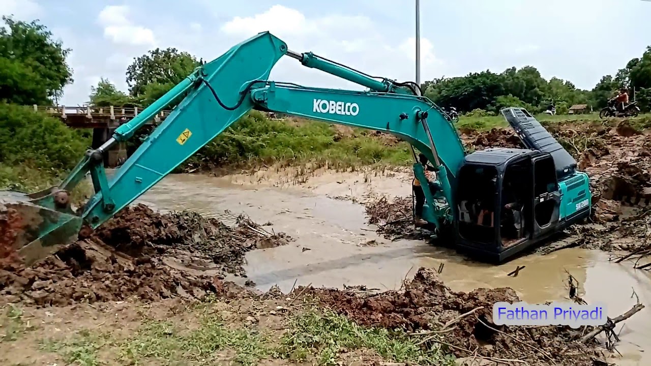 Menegangkan, Detik - Detik Excavator Menyebrang Sungai Hampir Amblas Ditelan Lumpur