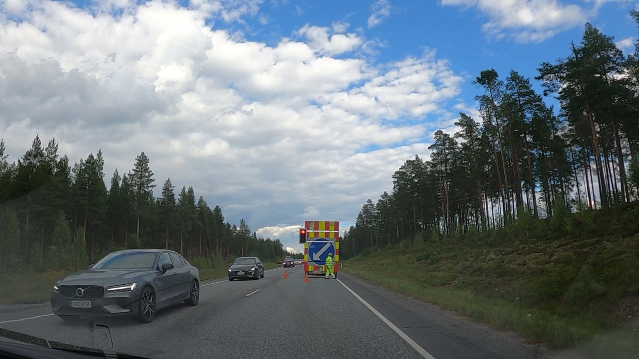 Kainuunkorpiel&auml;m&auml; Asfalttity&ouml; viitostiell&auml;.