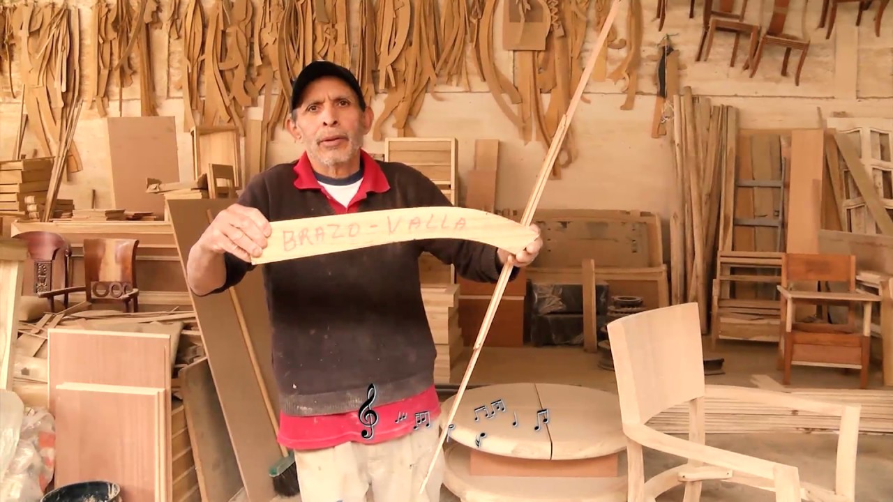 Abdón Cisneros y su habilidad para hacer arte con la madera en 