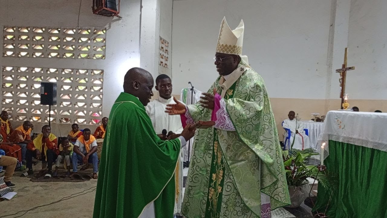 INSTALLATION DE L'ABBE LOUIS PAMBOU NOUVEAU CURE DE LA  PAROISSE SAINT MICHEL ARCHANGE DE MONT-KAMBA