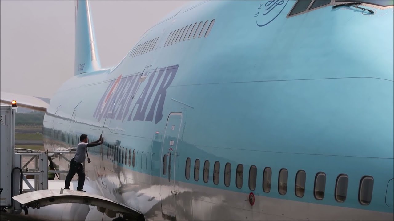 Korean Airlines B747-400 door close & open