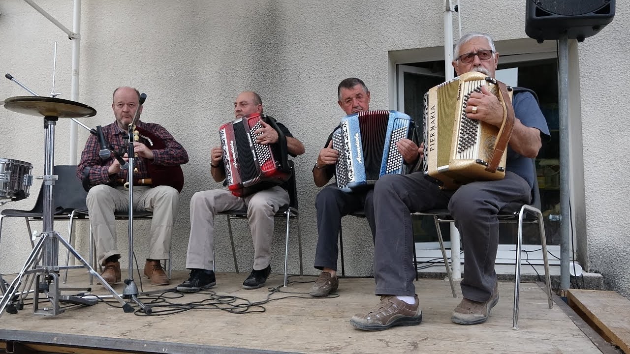 Mon beau Cantal N°105  LAVASTRIE fête de la batteuse août 2017 suite les musiciens