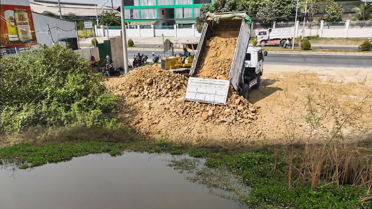 OMG Amazing Technial Driver Dozer Pushing And Dump Trucks Unloading