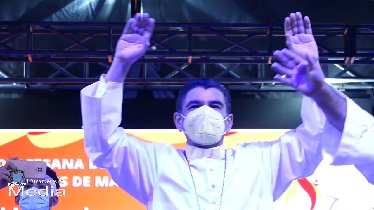 Monseñor Rolando Alvarez baila en Pentecostés Juvenil 2022