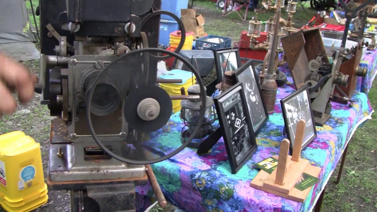 1915 HAND CRANK MOVIE THEATER PROJECTOR DEMONSTRATION