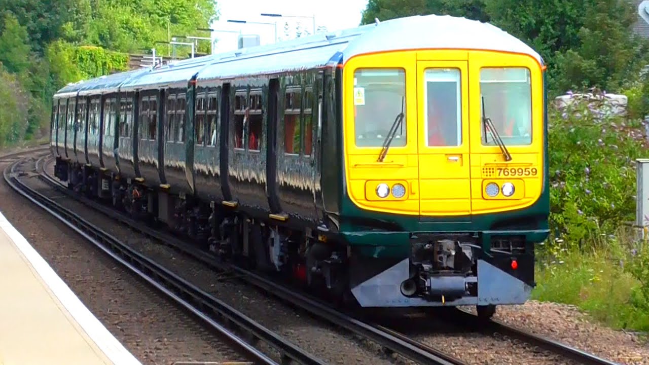 Trains at Earlswood (Surrey) - 11/08/21