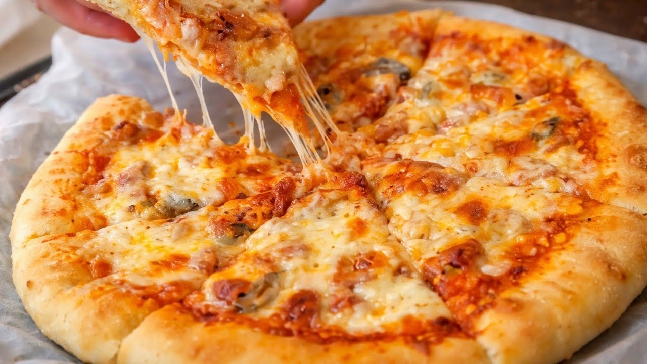 بيتزا إيطالية بعجين رائع بدون عجن 🍕 وحشوة لذيذة مثل المطاعم