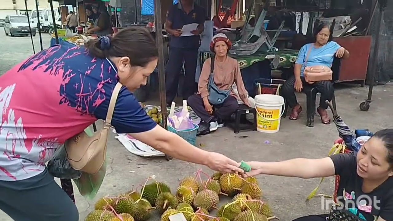 Pasar tamu lama Sri Aman,masih meriah terutama  hujung minggu perbagai jualan.
