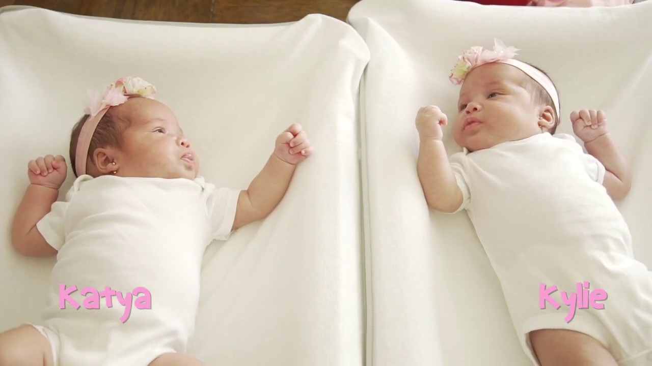 KYLIE&KATYA - HOW TO SHOWER NEWBORN BABY! BATHING A NEWBORN TWINS