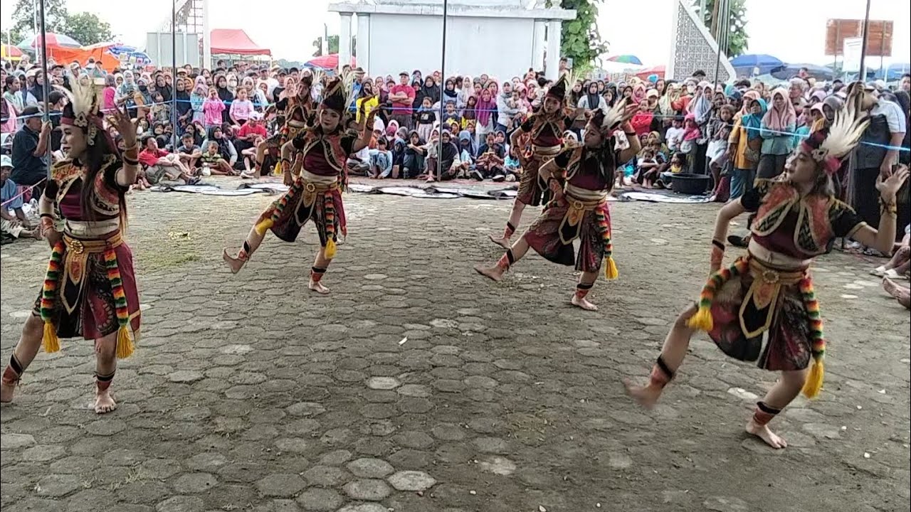 Kreasi putri Beksa Mudha Wiratama