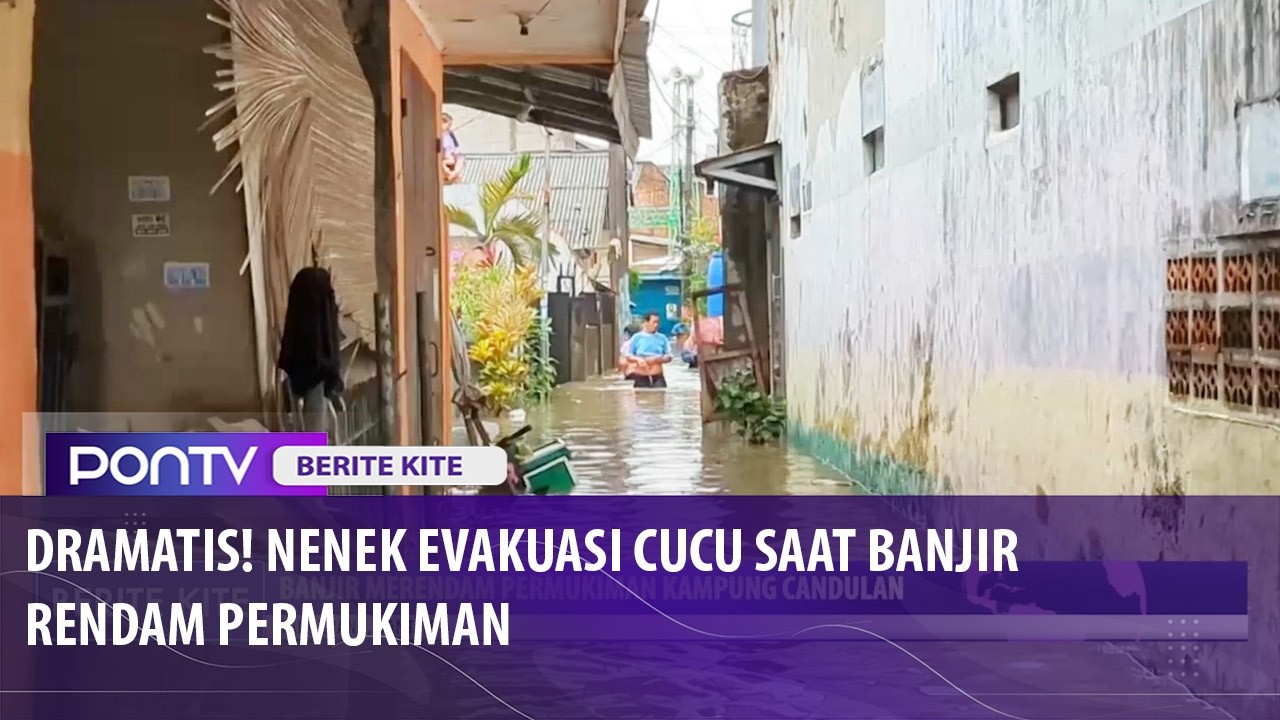 Seroang Nenek Menembus Genangan Air Mengevakuasi Cucu saat Banjir di Permukiman Kampung Candulan