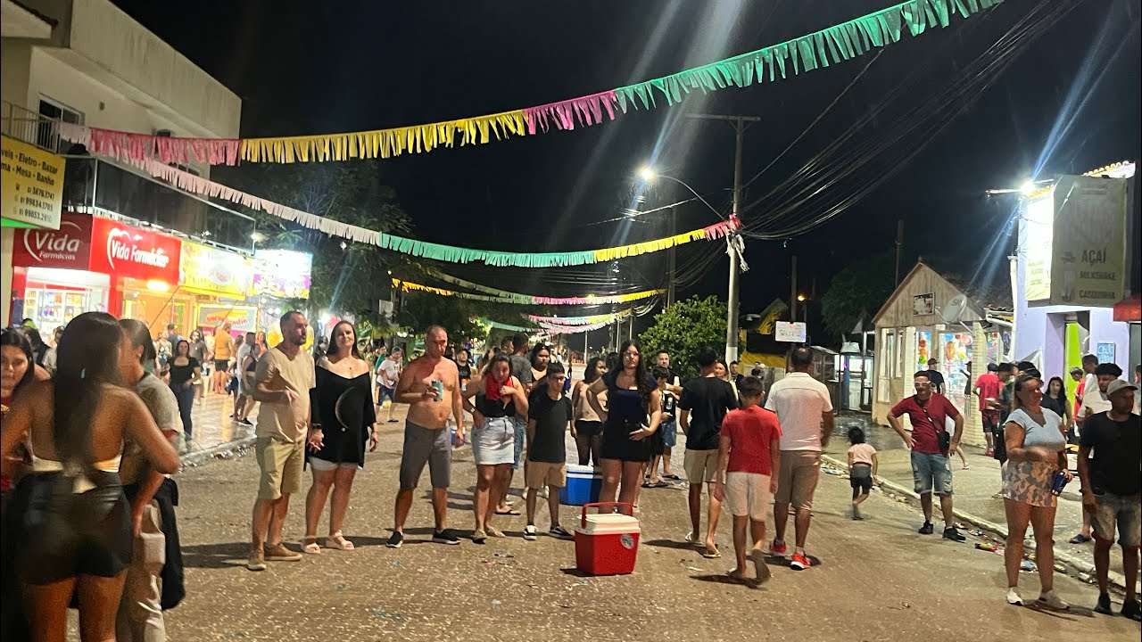 TERCEIRA NOITE DE CARNAVAL COM MAIS UMA BANDA TRAZENDO MUITA ALEGRIA PROS FOLIÕES 
