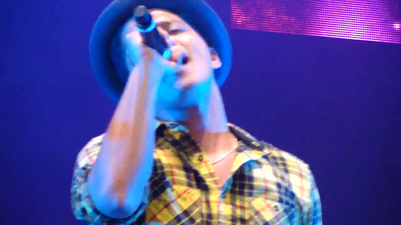 BRUNO MARS Somewhere in Brooklyn Live @ MYX Mash 2010