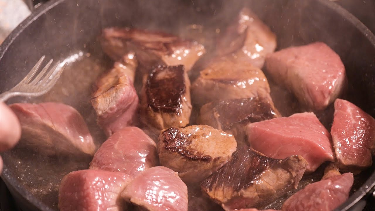 Jak zmiękczyć twarde mięso? Kilka trik&oacute;w, aby było kruche i soczyste