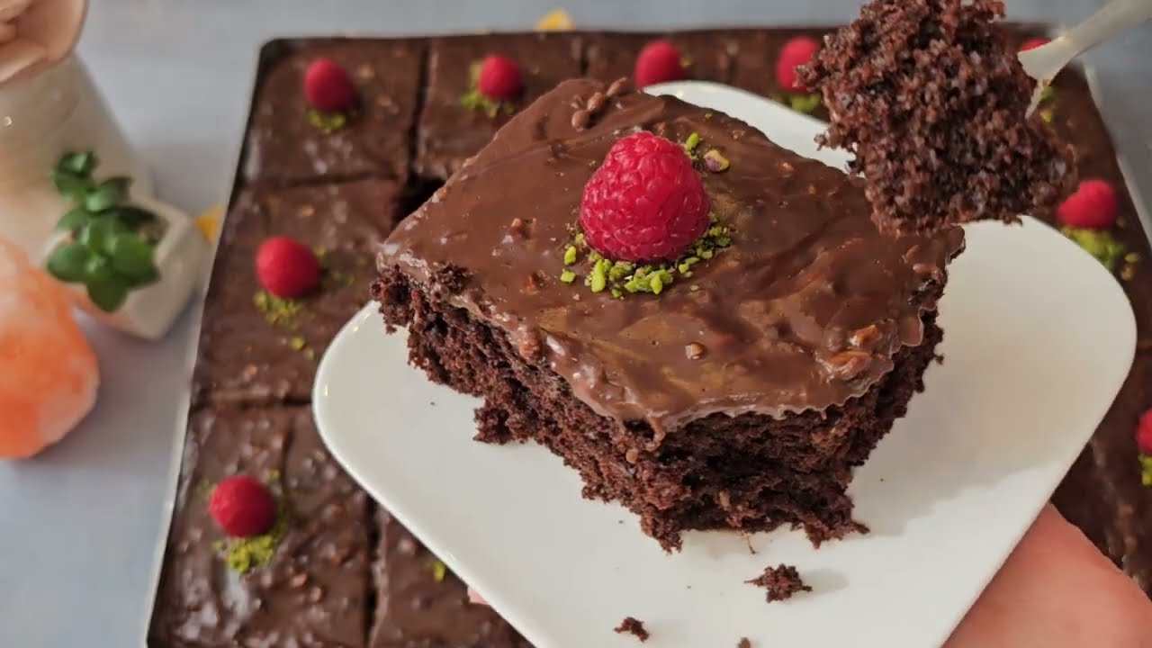 كيكة شكولا بطعم ولا أطيب طريقتي المعتمدة بدون خلاط او مضرب كهرباىي مع اطيب صوص شكولاته