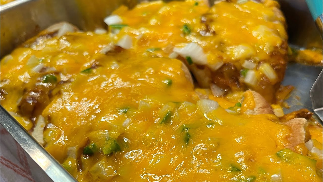 Запеченные в духовке сырные хот-доги с чили