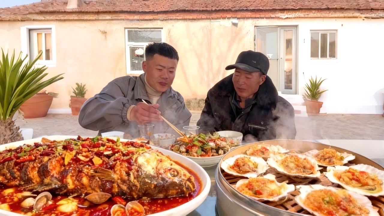 小院里架锅炒杂鱼，大爷就着大葱抿小酒，一句“辣碰辣要开花”太得劲！【正经吃货小军哥】