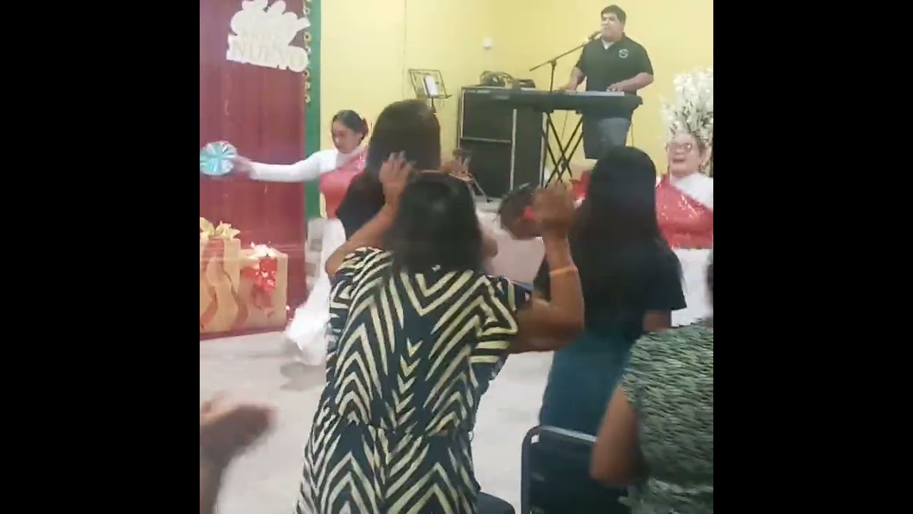 En la iglesia real sacerdocio dándole la gloria y la alabanza al rey de reyes