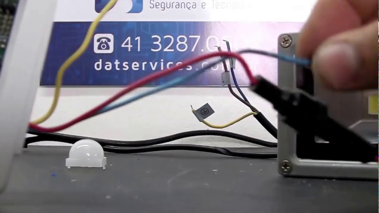INSTALAÇÃO DE REFLETOR DE LED COM FOTOCELULA DE PRESENÇA