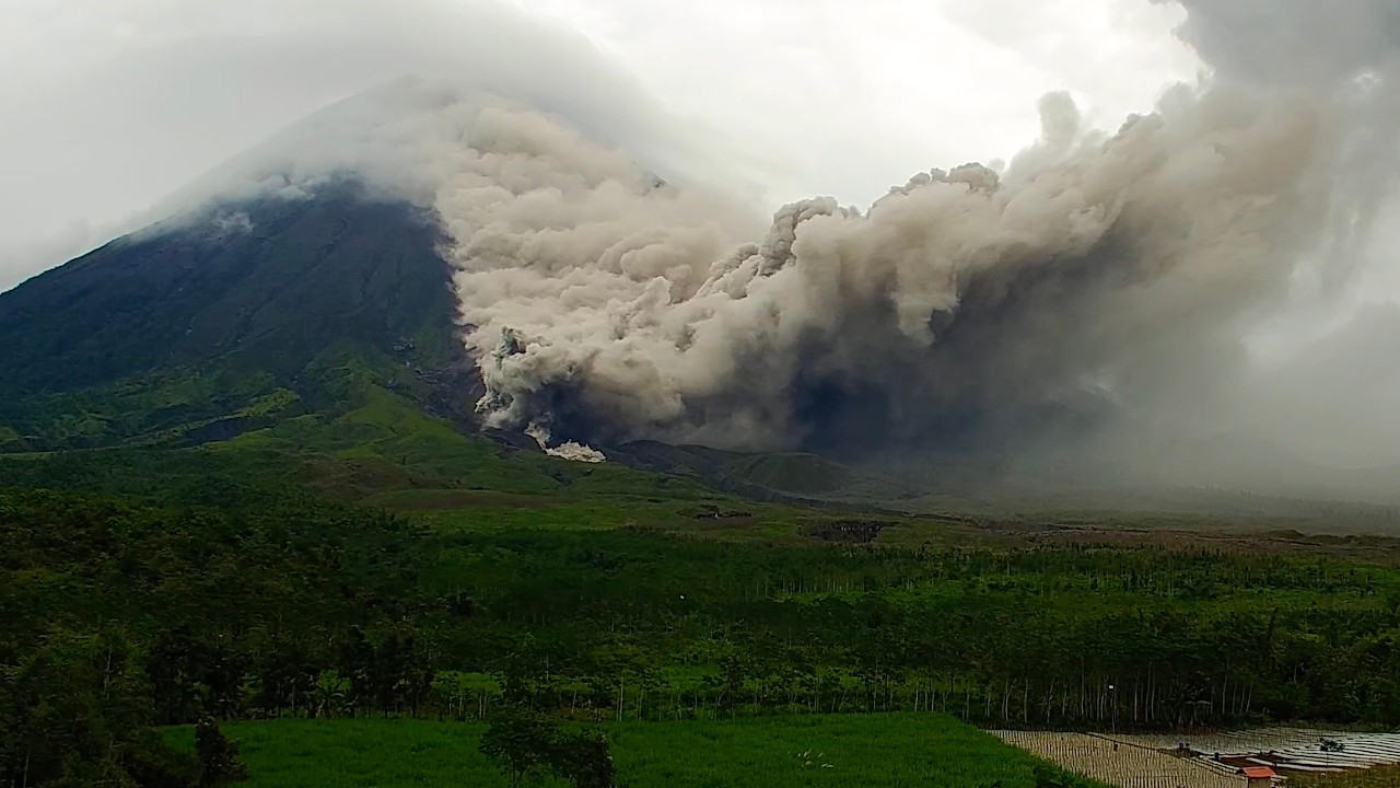 Massive Pyroclastic Flow Descends Entire Slope of Mount Semeru Volcano (Feb 13, 2026)