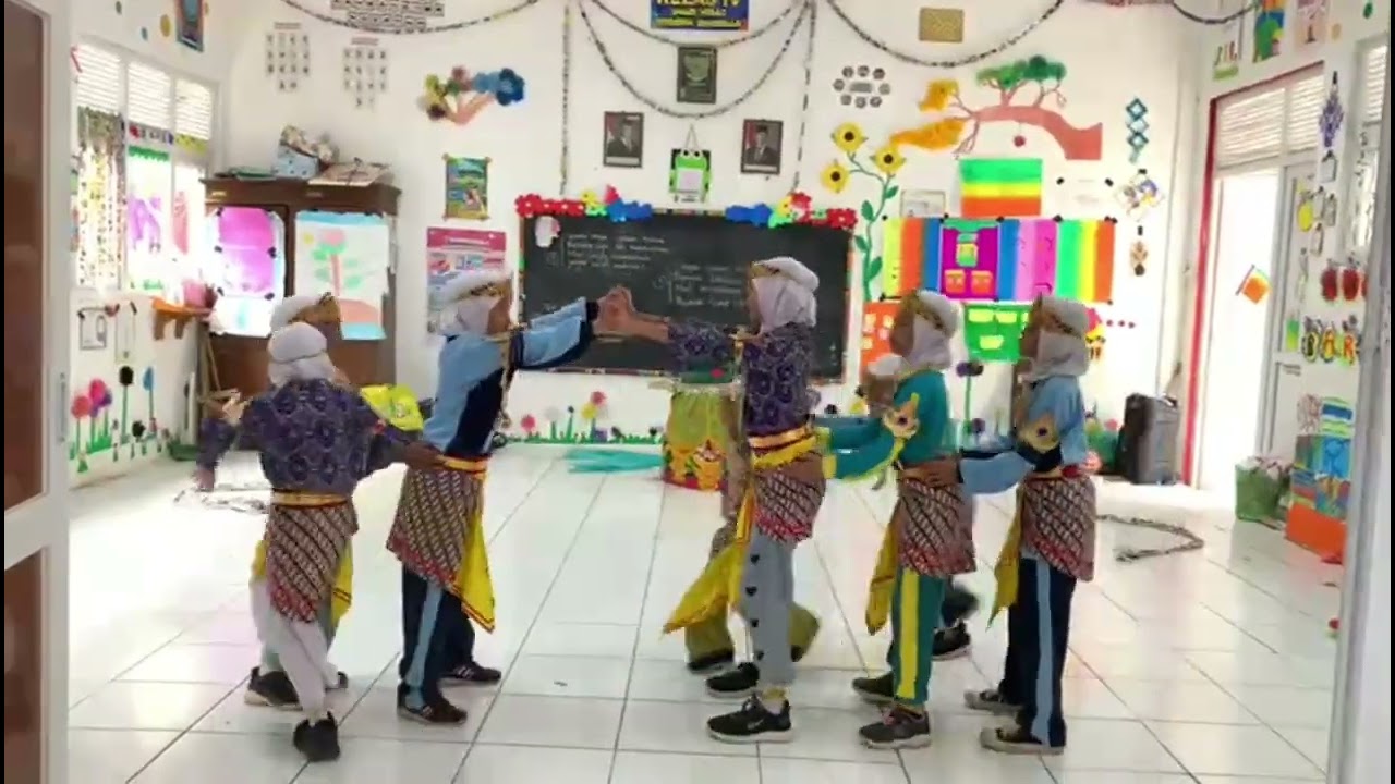 Latihan tari anak SD pedawang 04