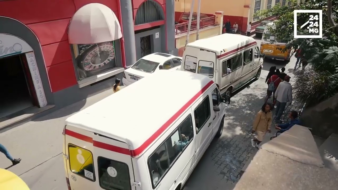 CIRCULATION - Embouteillages de taxis-be à la sortie d’Amparibe vers le tunnel d’Ambohidahy.