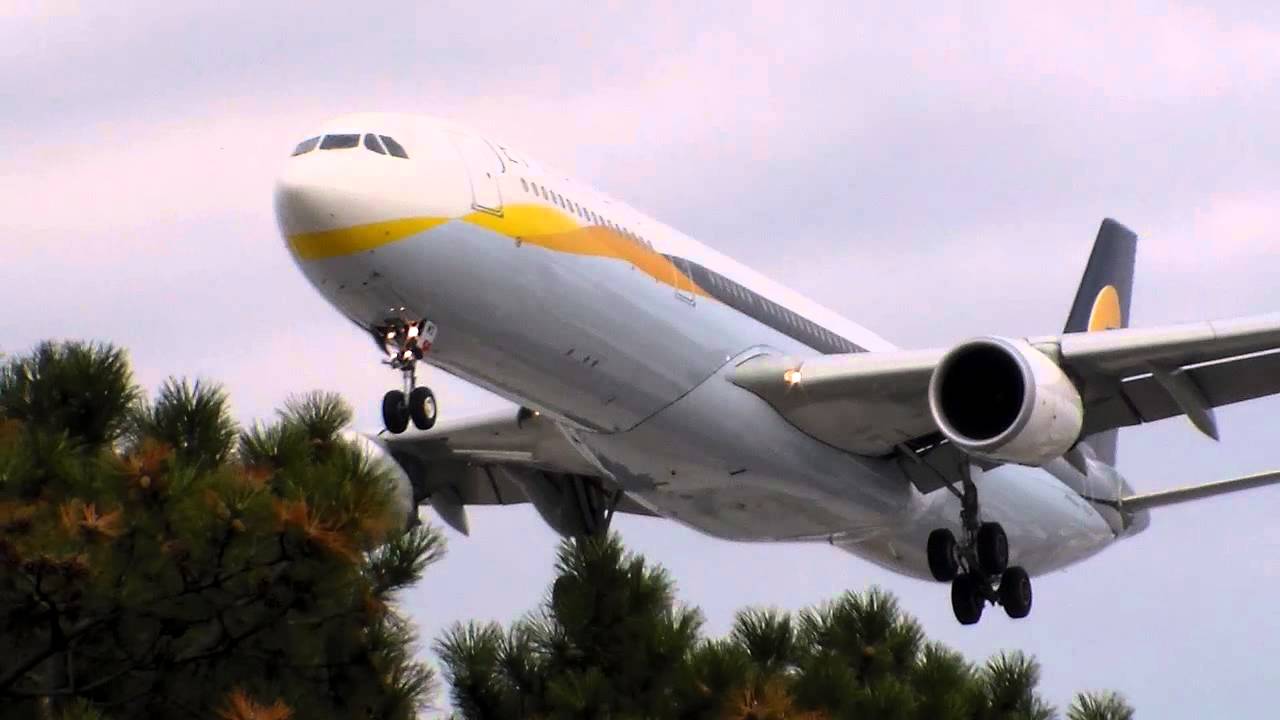 Jet Airways A330 landing in Toronto on RWY 23