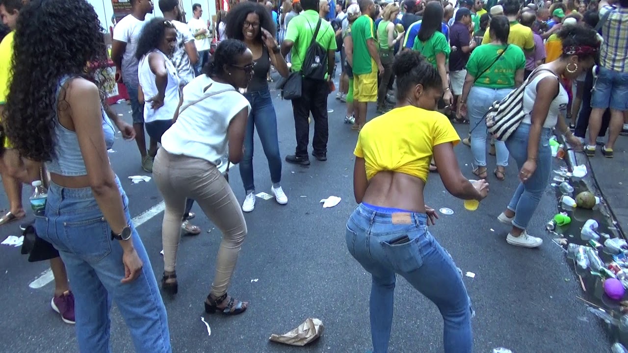 BRAZILIAN GIRLS DANCE FUNK AT BRAZILIAN CARNIVAL PARADE 2018 - BRAZILIAN GIRLS DANCE SAMBA MUSIC