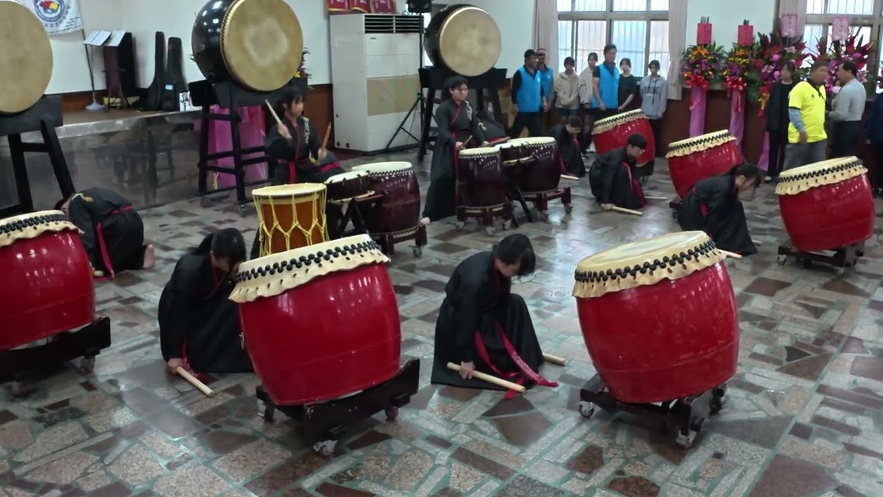 三芝國中表演鼓曲【海】 時間6分40秒為 日本鬼太鼓座 國際演奏團員 晏均教練為三芝國中所譜的一首鼓曲本曲以多層次的鼓聲描繪大海的壯闊與變幻，鼓聲層層推進時而寧靜沉穩，時而洶湧激烈。