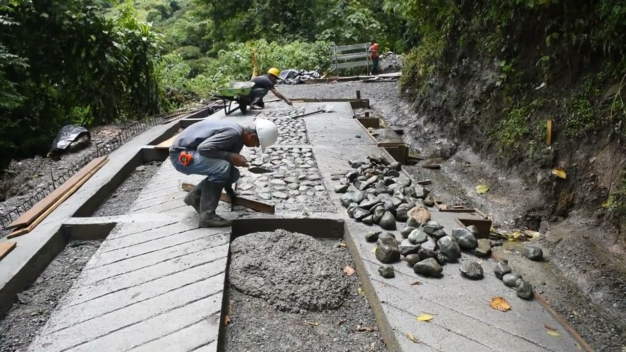 Construcción de 1.7 Km de Placa Huella en la Vía que comunica al Corregimiento El Carmen de la Venta