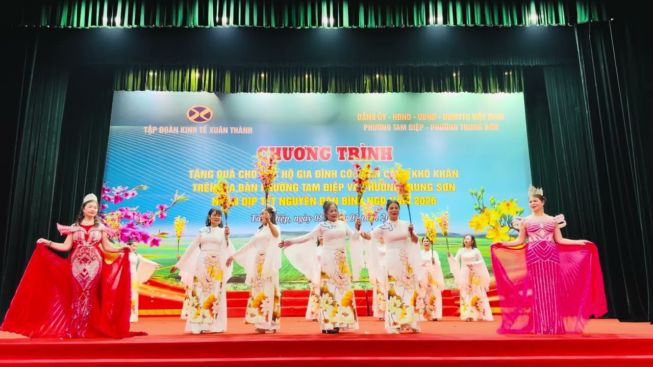 Màn trình diễn Đầm dạ hội & Áo dài với hoa đào của hội Phụ nữ Việt KNMP Phường Tam Điệp T Ninh Bình 