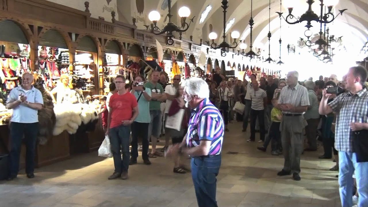 flash mob Krakow Sukiennice by the VINTU choir from Holland.mpg
