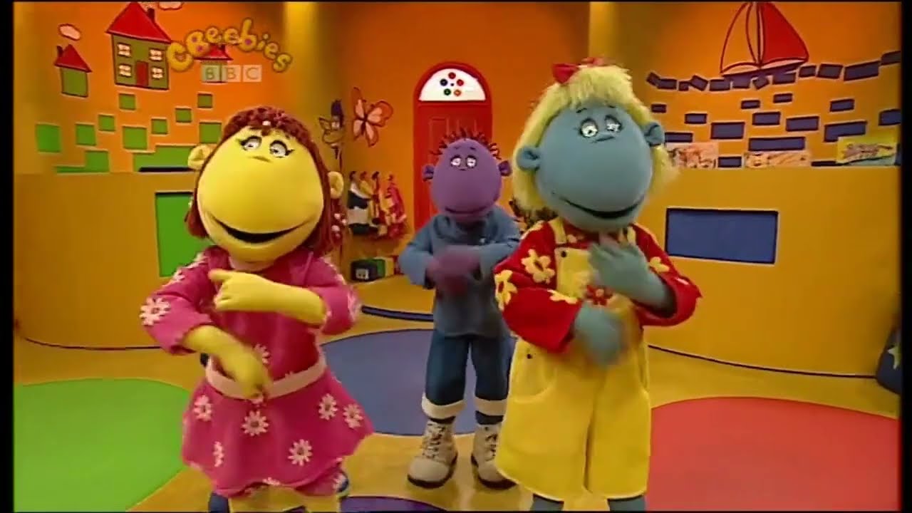 The Tweenies - The Wheels on the Bus (Live Version) | Kid's TV Songs