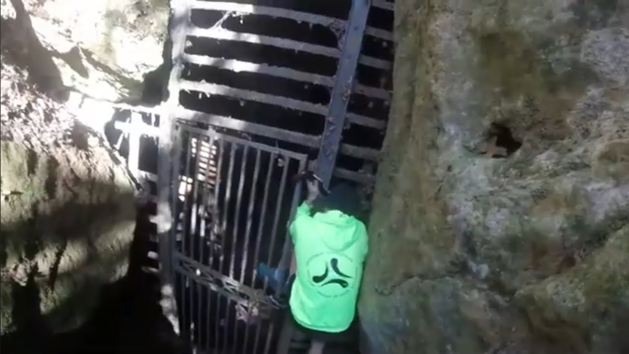 EXPLORATION D'UNE GROTTE A SALLES-LA-SOURCE EN CANOË - Aveyron